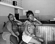 17 chicas-in-bar-Havana